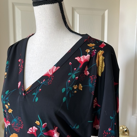 Super cute like new Ann Taylor xl blouse stretchy light and comfy. - Picture 3 of 6